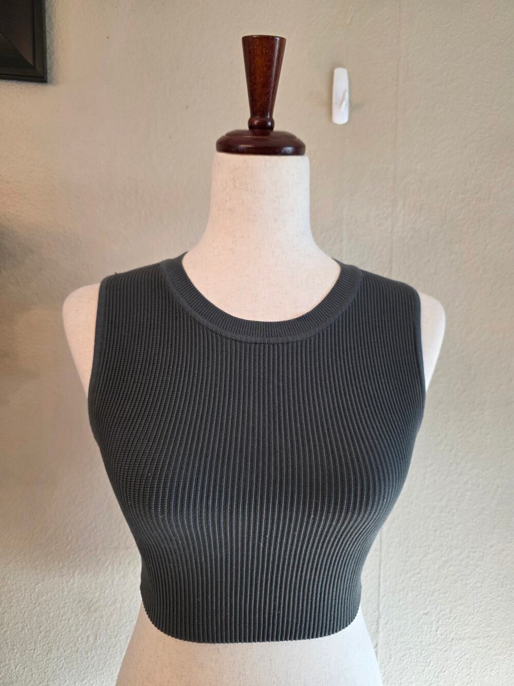 Aritzia Babaton Ribbed Cropped Tank Top SZ XS Gray Classic Staple Piece